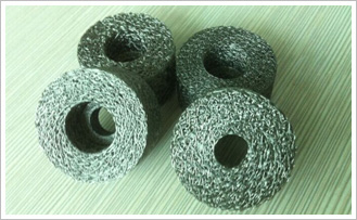 絲網(wǎng)沖壓墊用高強度不銹鋼絲，機械沖壓成型，具有較高強度及整體鋼性，透氣性佳，具有優(yōu)良的過濾精度、過濾阻抗、機械強度、耐磨性、耐熱性、耐寒性，對抗壓強度要求及過濾精度要求均一的過濾尤為理想，清洗容易、裝